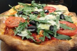 neaptitanische pizza mit oliven rucola und tomaten